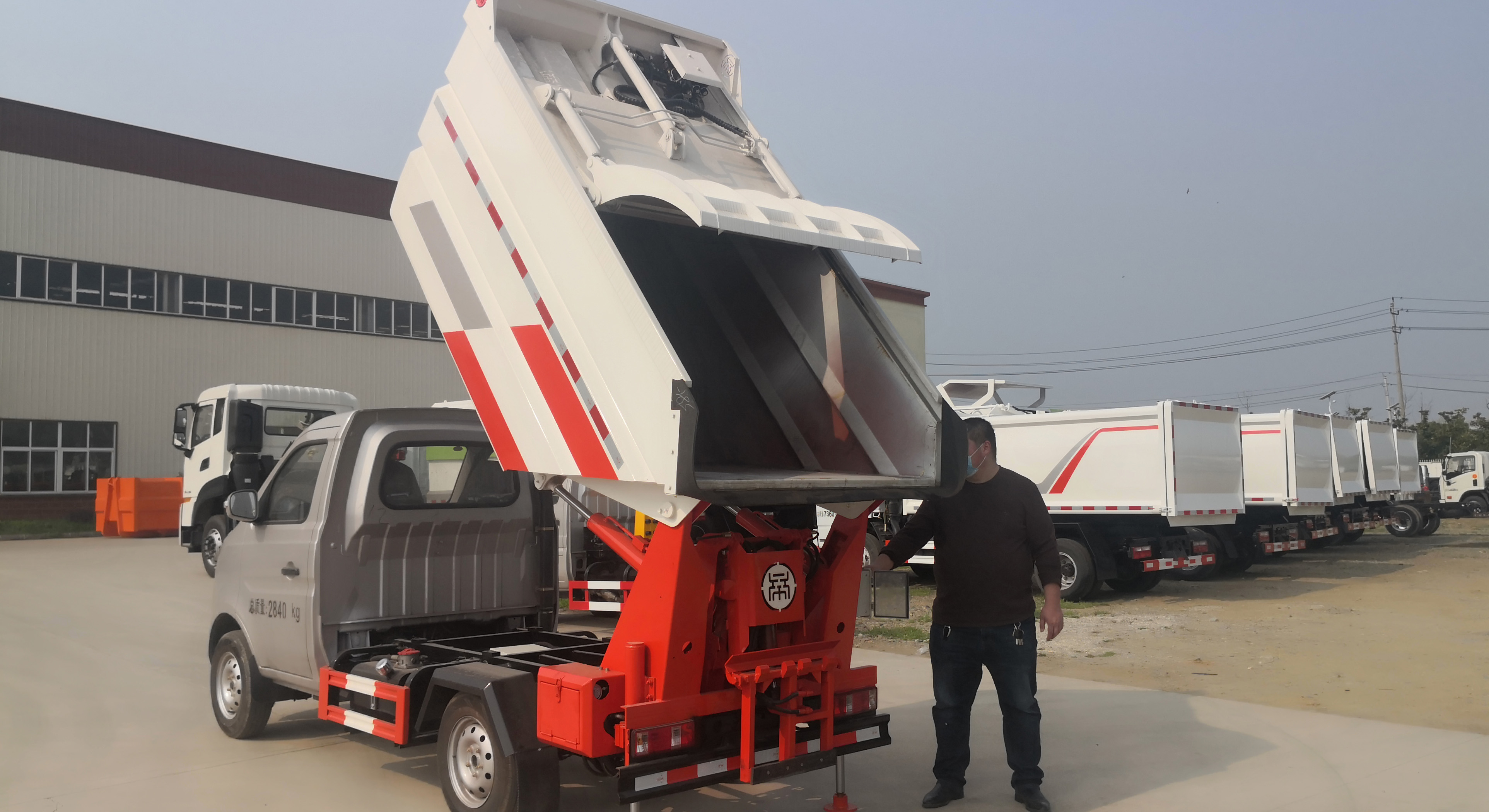長(zhǎng)安無(wú)泄漏自裝卸式垃圾車