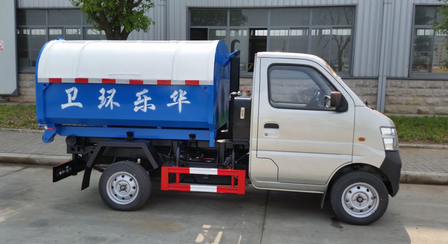 廈工楚勝為宜昌用戶生產(chǎn)的長安車廂可卸式垃圾車準備起運。